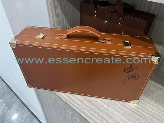 Valise en cuir marron avec emballage de boîte de thé